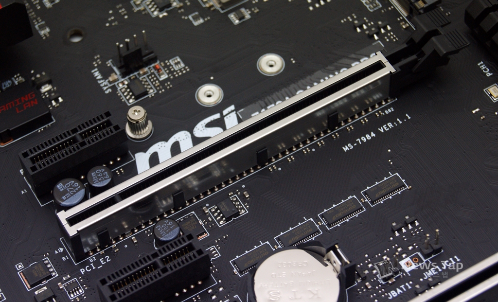 인텔 6세대 프로세서는 LGA1151 소켓을 사용하기 때문에 기존 9시리즈 메인보드와는 호환되지 않는다