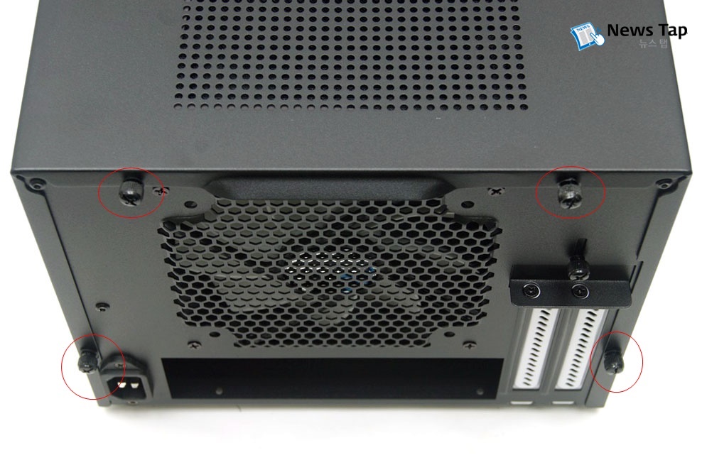 손나사 방식을 써 커버 분리가 쉽다.