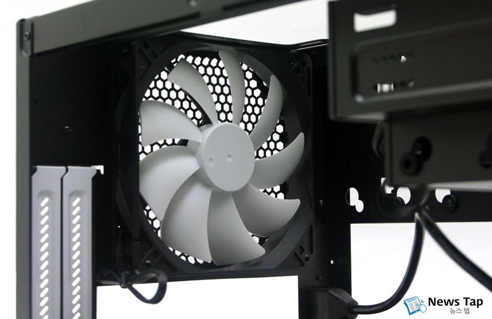 140mm 냉각팬이 후면에 기본 제공된다.
