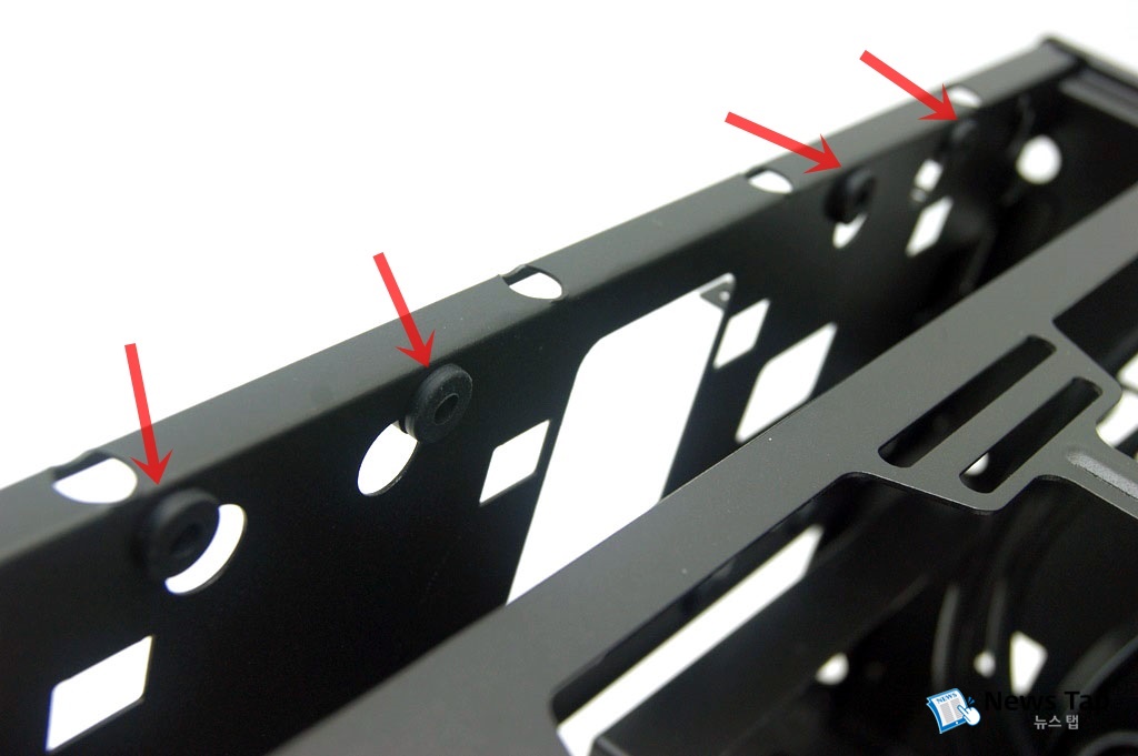 하드디스크가 장착되는 곳에는 진동 및 소음을 방지하기 위한 고무 재질을 사용했다.