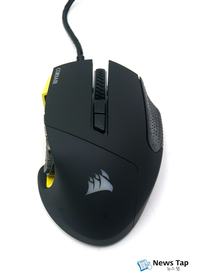 오른손잡이를 위한 게이밍 마우스이다.