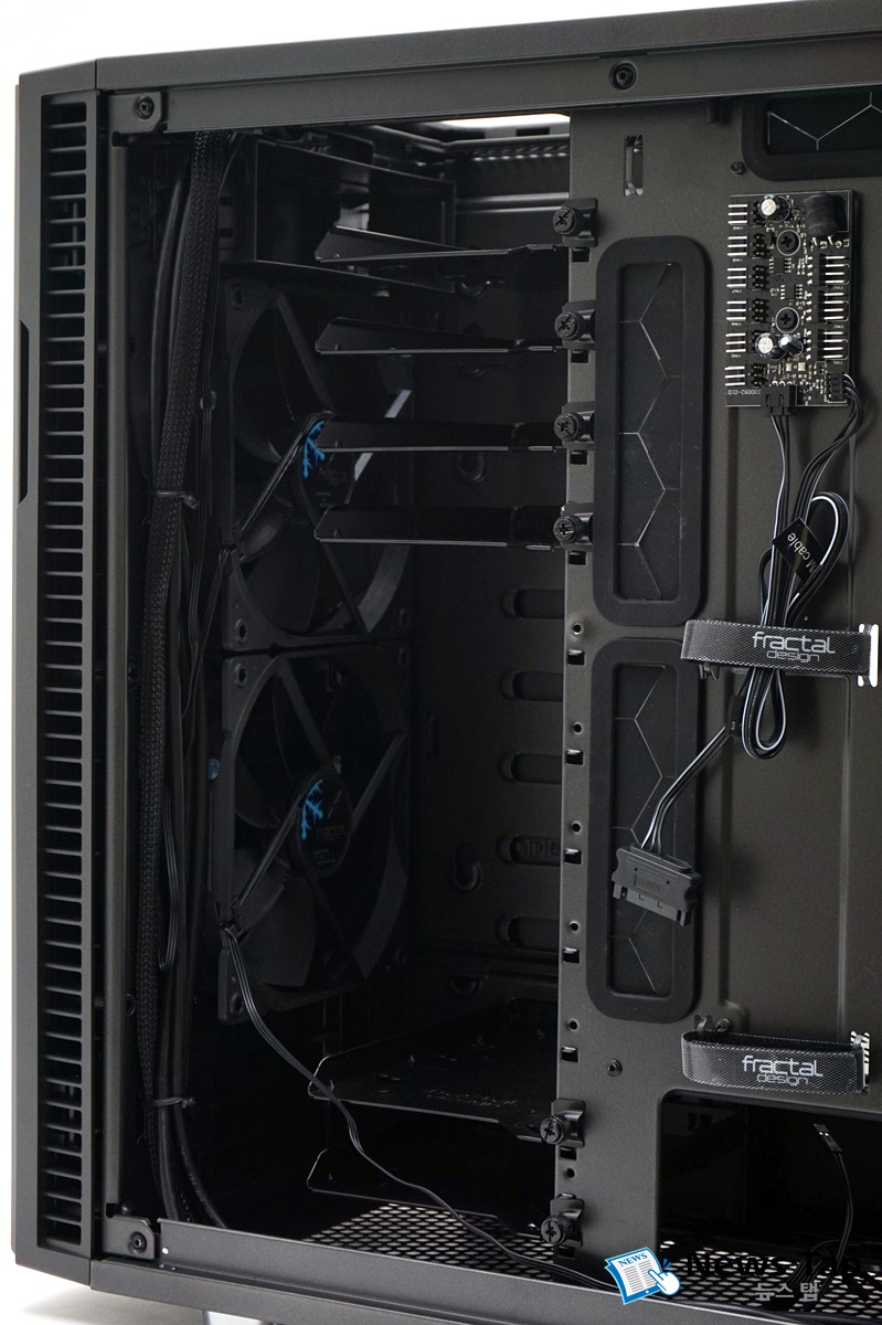 건메탈 컬러로 더욱 세련된 ‘Fractal Design Define R6 강화유리 Gunmetal’