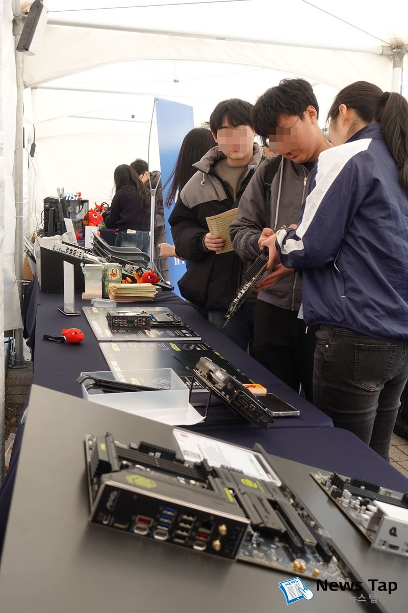 EZ DIY 기능을 직접 체험하기 위해 많은 대학생이 MSI 부스를 방문했다.