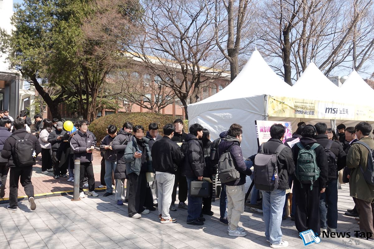 노트북, 그래픽카드 등이 경품으로 내걸린 이벤트 현장에 많은 대학생이 찾았다.
