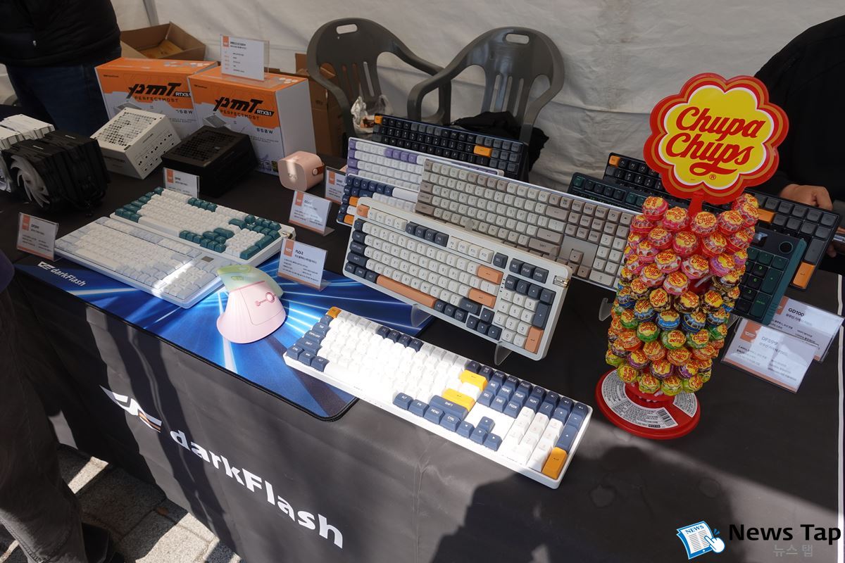 다크플래쉬의 다양한 키보드 및 마우스가 대학생들의 발길을 붙들었다.