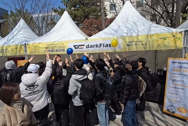 가위바위보 게임 진행 중인 모습 (사진 = 다크플래쉬)