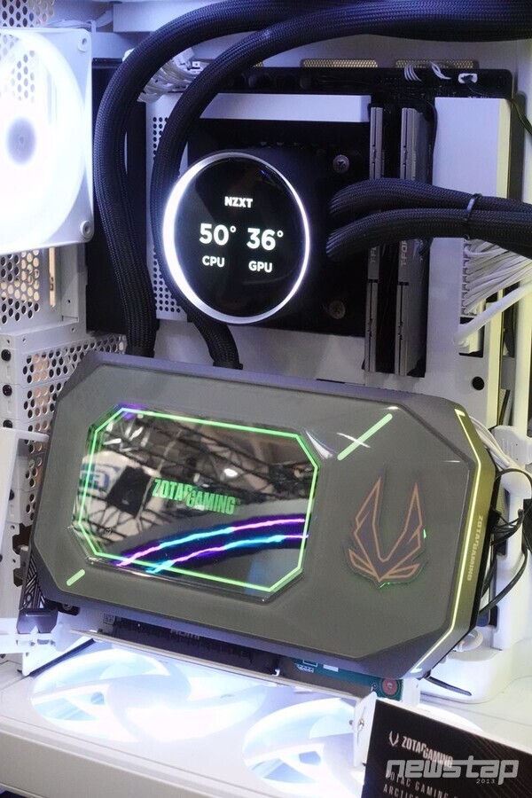 인피니티 미러 디자인이 돋보이는 조텍 게이밍 지포스 RTX 5090 ArcticStorm