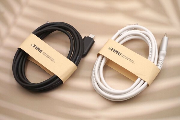 ipTIME UC2LAN은 블랙과 화이트 등 두 가지 컬러가 있다.