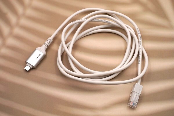 케이블 길이는 2미터로 넉넉하다.