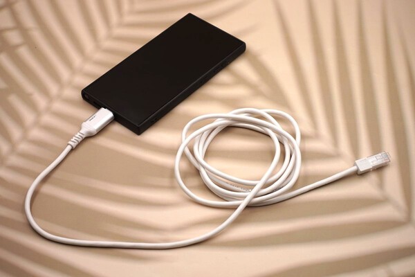 꼭 PC가 아니더라도 USB 타입C 포트가 있는 일부 디바이스에서도 쓸 수 있다. 사잔은 갤럭시 S24 울트라 스마트폰