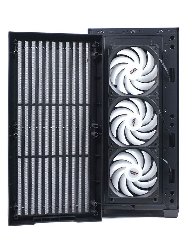 전면 패널 뒤쪽은 통풍을 위해 메쉬 구조를 적용했다.