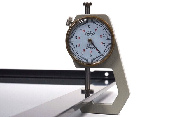 강화유리는 약 4mm의 두께를 가지고 있다.