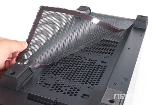 케이스 바닥에도 넓은 면적의 통풍구가 있으며, 자석으로 탈부착이 가능한 필터가 적용되었다.