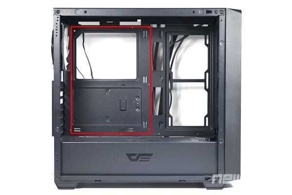 ATX/M-ATX/ITX 규격의 메인보드를 지원한다.