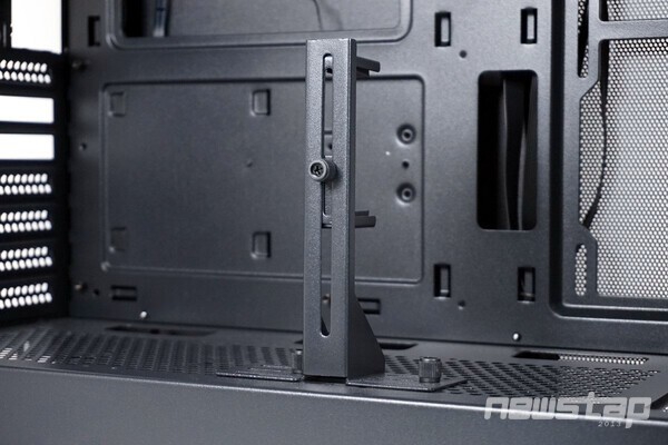 그래픽카드 지지대가 기본 포함된다.