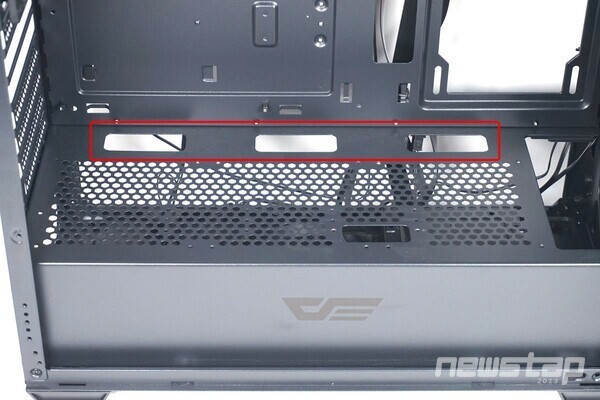 PSU 커버에는 메쉬 패널이 적용되어 공기 흐름을 방해하지 않는다. 케이블 정리를 위한 홀도 마련되어 있다.