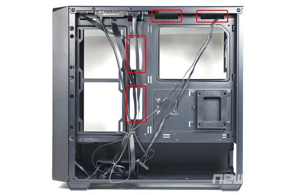 메인보드 트레이 곳곳에는 케이블 전용 정리 홀이 있다.