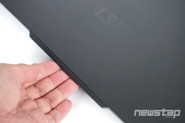 노트북이 닫혀있는 상태에서 한 손으로 쉽게 열 수 있다.