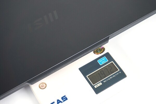 가정용 저울로 직접 측정해 보니 1.972kg으로 나타났다.