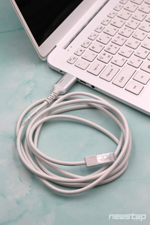 USB 3.0 타입A 포트에 연결해 사용하면 된다.