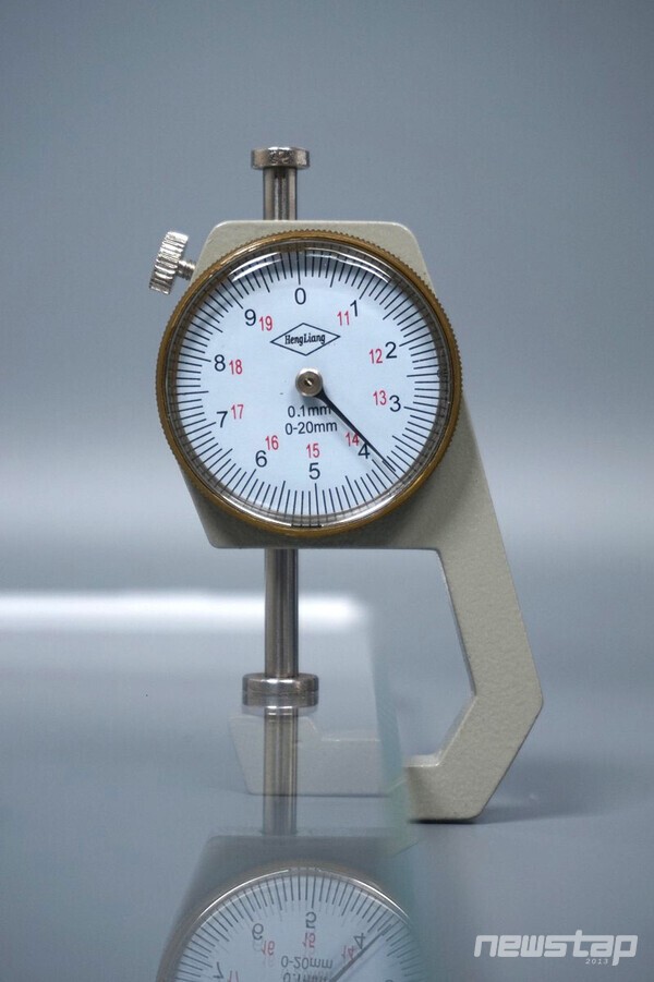 강화유리 두께는 약 3.9mm이다.