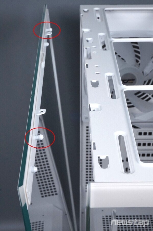 강화유리는 퀵 릴리즈(Quick Release) 방식으로 쉽게 분리, 장착할 수 있다.