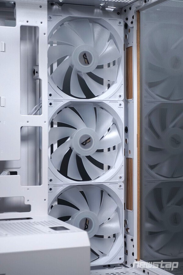 측면에 기본 장착된 3개의 냉각팬