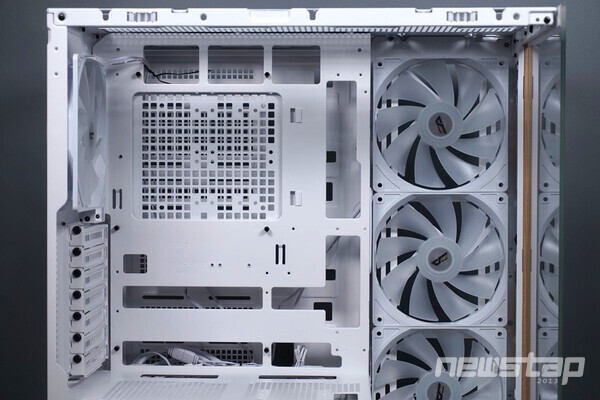 ITX/M-ATX/ATX 타입 메인보드 장착이 가능하다.