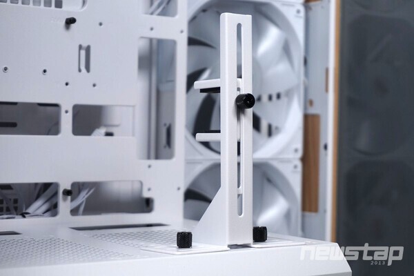 그래픽카드를 위한 지지대가 기본 포함되어 있다.