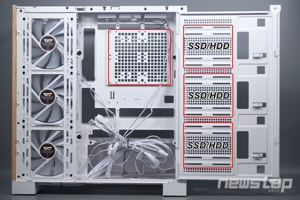 스윙 멀티 브라켓에는 HDD 3개 또는 SSD 3개를 선택적으로 설치할 수 있다. 메인보드 후면부에도 멀티 브라켓이 있어 드라이브 또는 냉각팬을 장착할 수 있다.