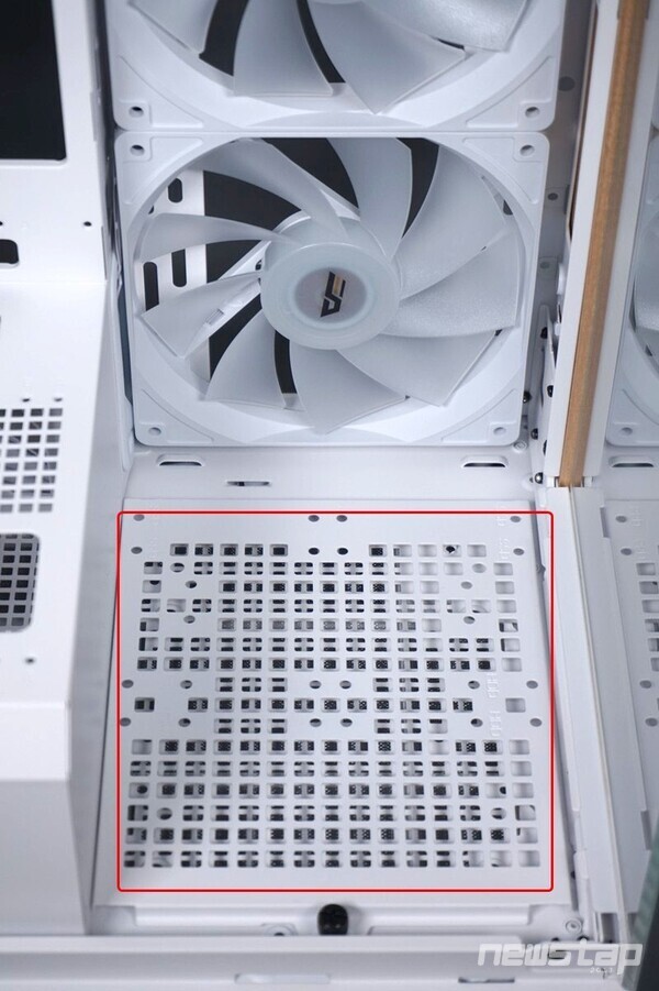 케이스 앞면 하단부 멀티 브라켓