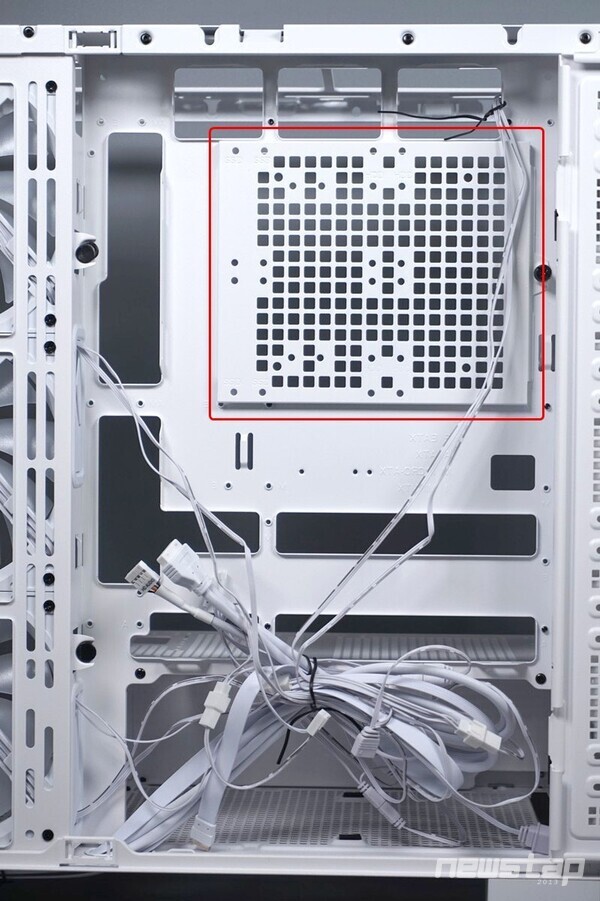 메인보드 후면부 멀티 브라켓. 이 곳에 냉각팬을 장착할 수 있다.