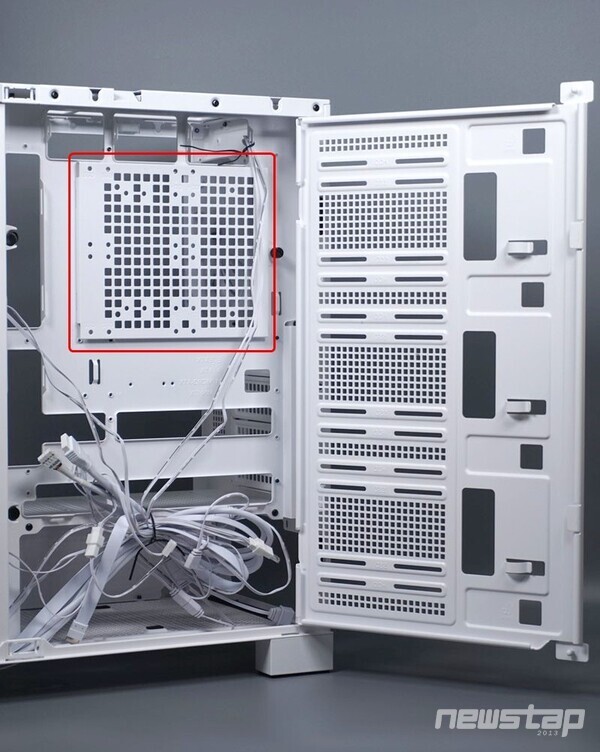 메인보드 후면부 멀티 브라켓에 냉각팬을 장착하면 메인보드 냉각 효과가 향상된다.