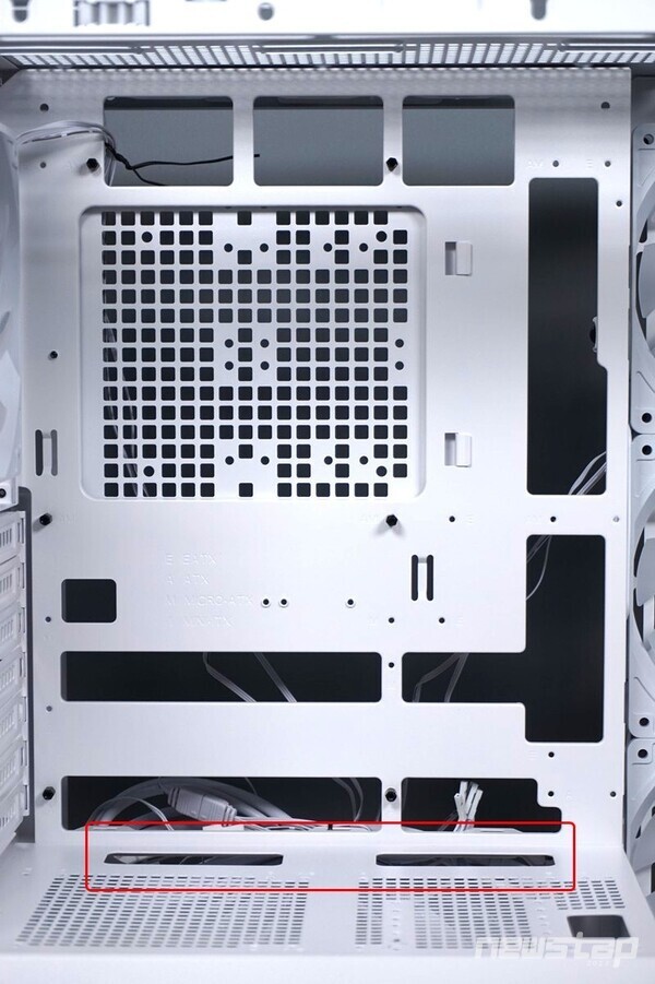 PSU 커버 위 선 정리 전용 홀