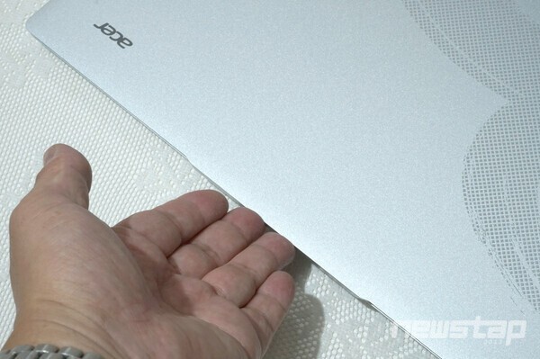 솥끝으로 부드럽게 노트북을 열 수 있다.