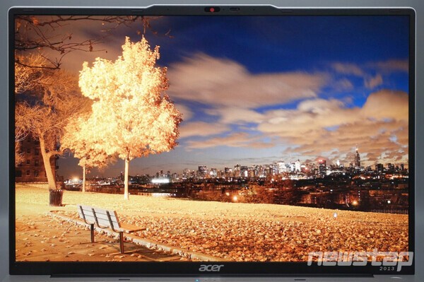 16인치 IPS 패널을 사용했다.