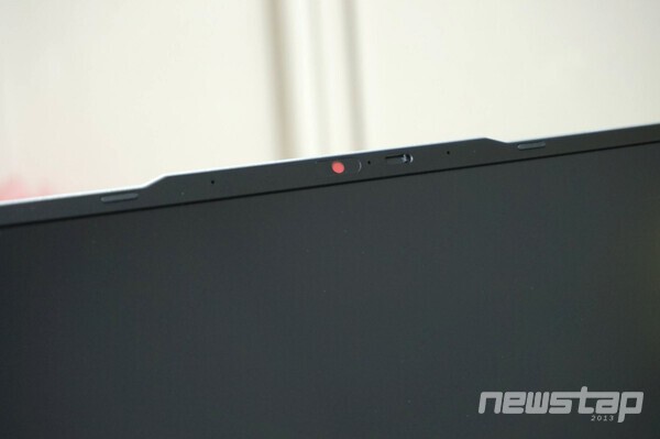 물리적 프라이버시 셔터가 적용된 FHD 웹캠