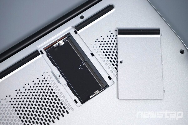 나사 하나만 풀면 메모리를 장착할 수 있는 슬롯이 바로 나타난다.