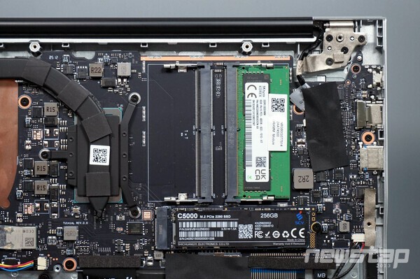 메모리 슬롯은 총 2개이다.