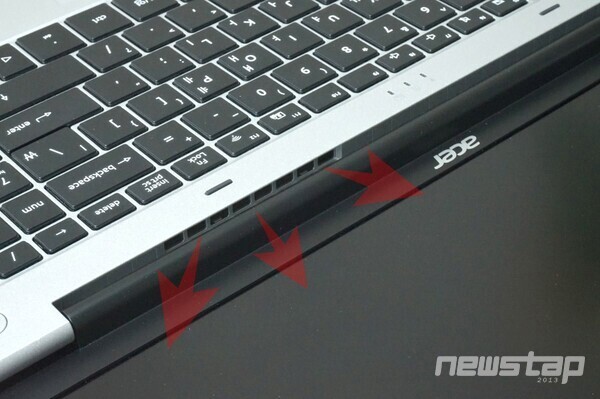 노트북 내 더운 공기는 힌지 사이로 배출된다.