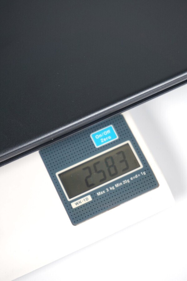 가정용 저울로 무게를 직접 측정하니 약 2.5kg으로 나왔다.