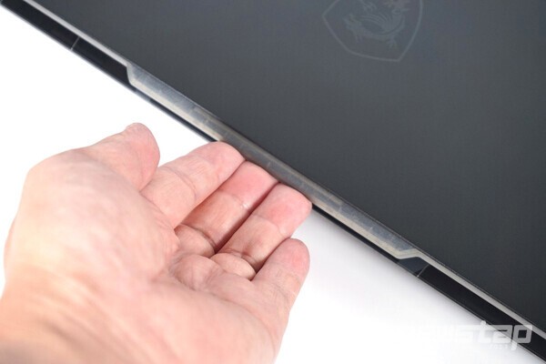 한손으로 쉽게 노트북을 열 수 있다.