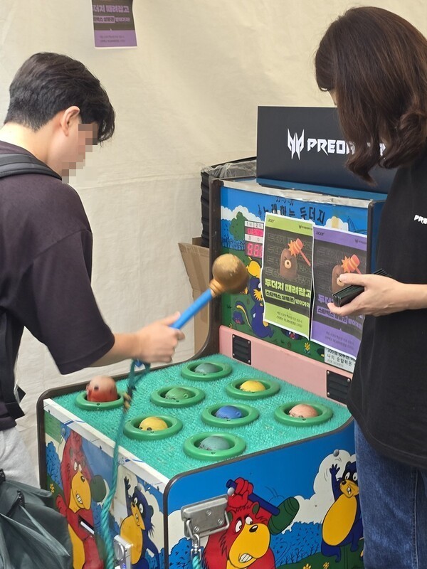 노트북 체험 후 추억의 게임인 두더지잡기 게임에 참여해 일정 점수 이상 달성하면 스타벅스 상품권을 제공했다.