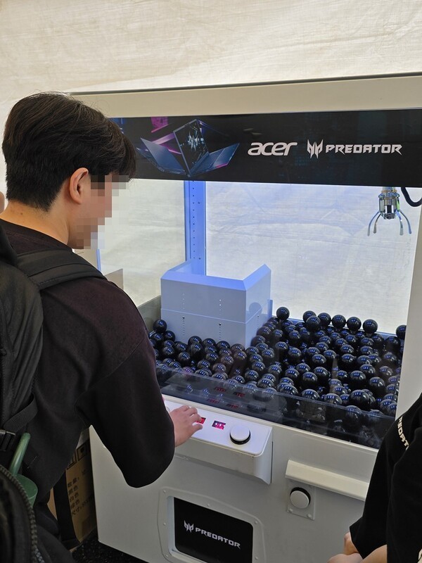  에이서 최신 노트북을 체험한 후 퀴즈를 풀면 경품 뽑기에 도전할 수 있으며, 에이서 SA270Y 모니터를 비롯해 프레데터 선풍기, 리유저블백, 레디백, 미니 파우치, 고속 케이블, 타월 & 볼펜 등 풍성한 경품을 제공했다.