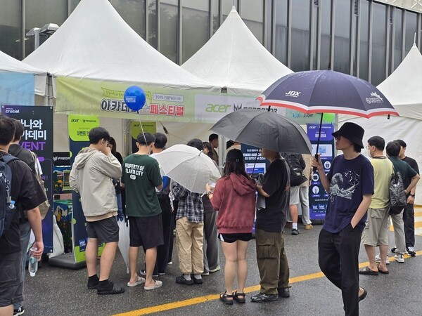 최신 노트북 체험과 이벤트 참여를 위해 비가 오는 궂은 날씨에도 많은 대학생이 에이서 부스를 방문했다.
