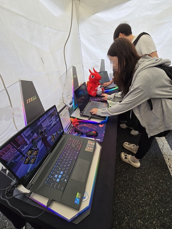 숭실대 학생들은 현장에서 MSI 고성능 노트북을 직접 체험했다.