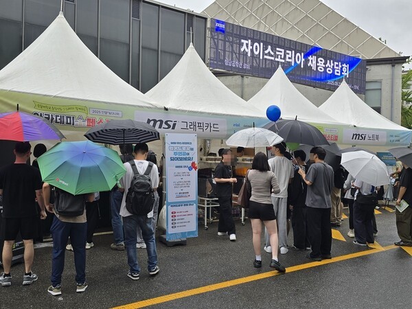 비가 오는 날씨에도 불구하고 많은 학생이 MSI 부스 현장을 찾았다.