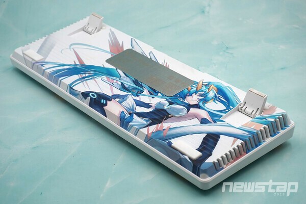 키보드 뒷부분 높이 조절을 위한 레버(스탠드)가 있다.