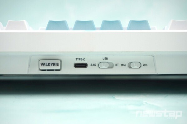 키보드 뒤쪽 스위치를 이용해 연결 모드를 변경할 수 있다.