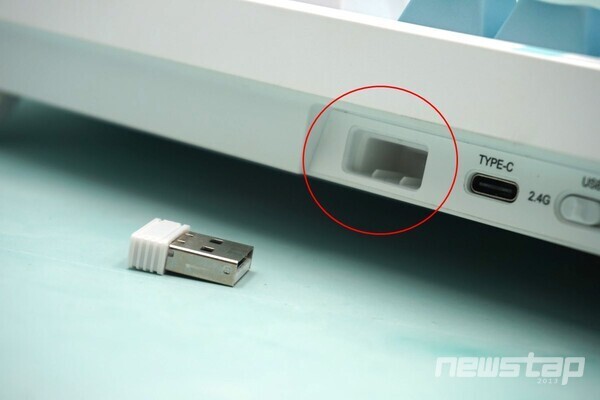 전용 나노 리시버를 PC에 연결해 무선으로 쓸 수 있다. 전용 나노 리시버는 키보드에 간편하게 수납할 수 있다.